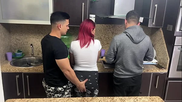 Esposa y su Marido Cocinando pero su Amigo le Mete Mano a su Esposa al Lado de su marido cornudo NTR Netorare