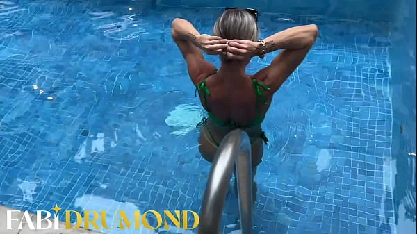 Milf gostosa ficou excitada com a água gelada da piscina e acabou se masturbando - fabidrumond.com.br