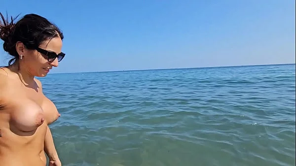 Between voyeurs and passers-by, we try to relax on the beach