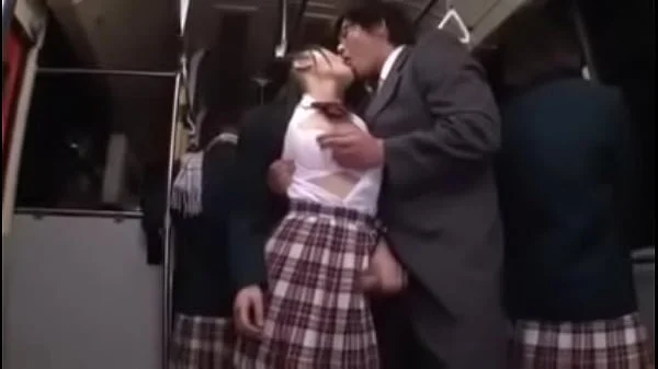 Extraño seduce y coje a colegiala en el bus 2